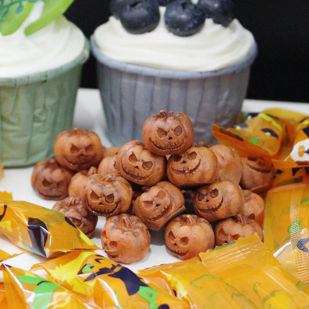 Halloween Party Decorations Mini Resin Pumpkins with Carved Smiling Faces for DIY Displays